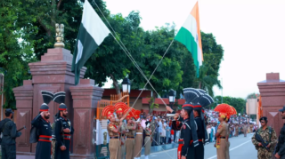 Pakistani and Indian soldier every evening lowered their flags on their border since 1959.