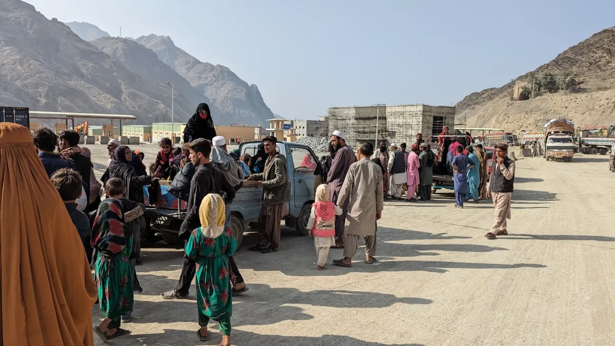 Afghan refugees arrive at the Torkham border crossing in Pakistan to cross over into Afghanistan on November 2, 2023 [Image via Al Jazeera]