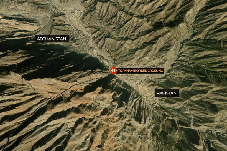 Amidst Pak-Afghan border crossing [Image via Al Jazeera].