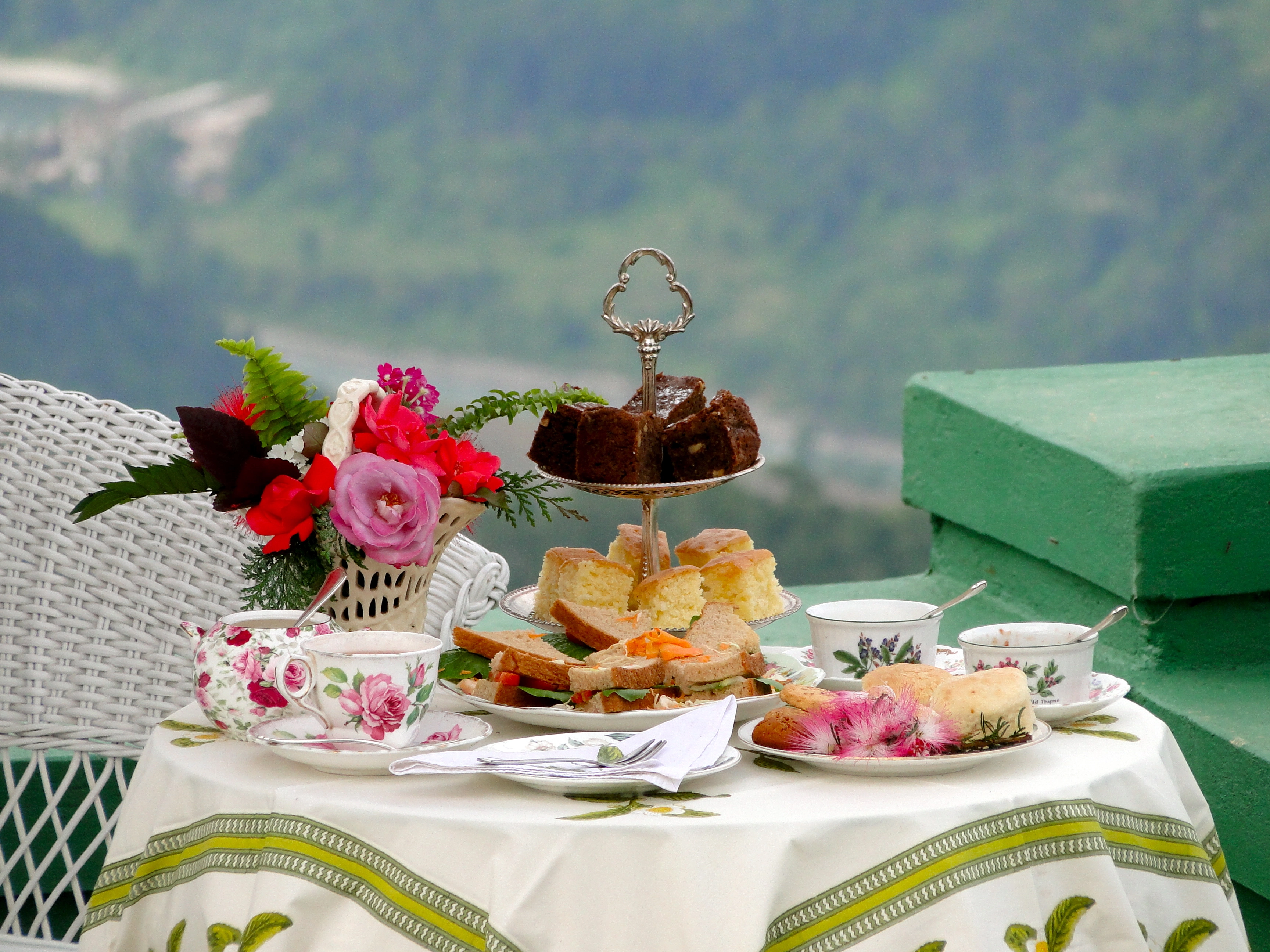 Tea with the mountain view [Image via Travel Journalist, Subhasish Chakraborty].