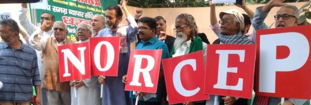 Members of All India Kisan Sangharsh Coordination Committee (AIKSCC) raise slogans during a protest regarding RCEP [X]