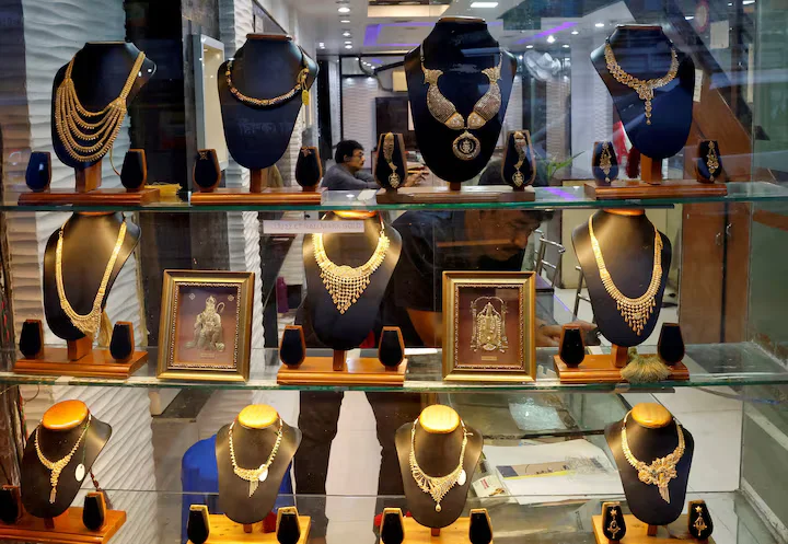 High prices dampened gold demand in India and China, forcing dealers to offer discounts ahead of the upcoming Diwali festival.