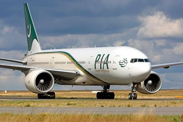 PIA flight steward suspended for smuggling 16 mobile phones