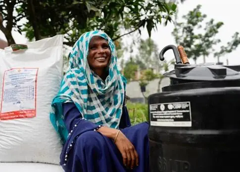 Shaheda receives animal feed and a storage silo from FAO thanks to CERF ahead of peak flooding to support her livestock. Photo: FAO / Saikat Mojumder