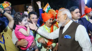 Narendra Modi receives a warm welcome from the Indian diaspora and Nigerian leaders during his first visit to Nigeria. [Image via The Statesman]