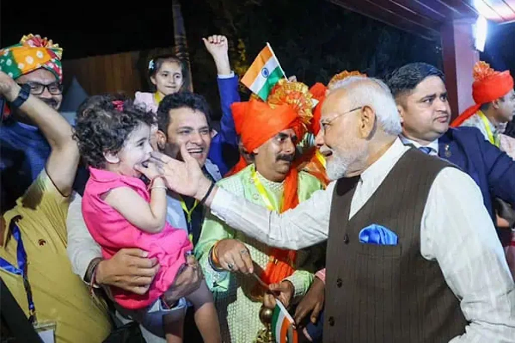 Narendra Modi receives a warm welcome from the Indian diaspora and Nigerian leaders during his first visit to Nigeria. [Image via The Statesman]