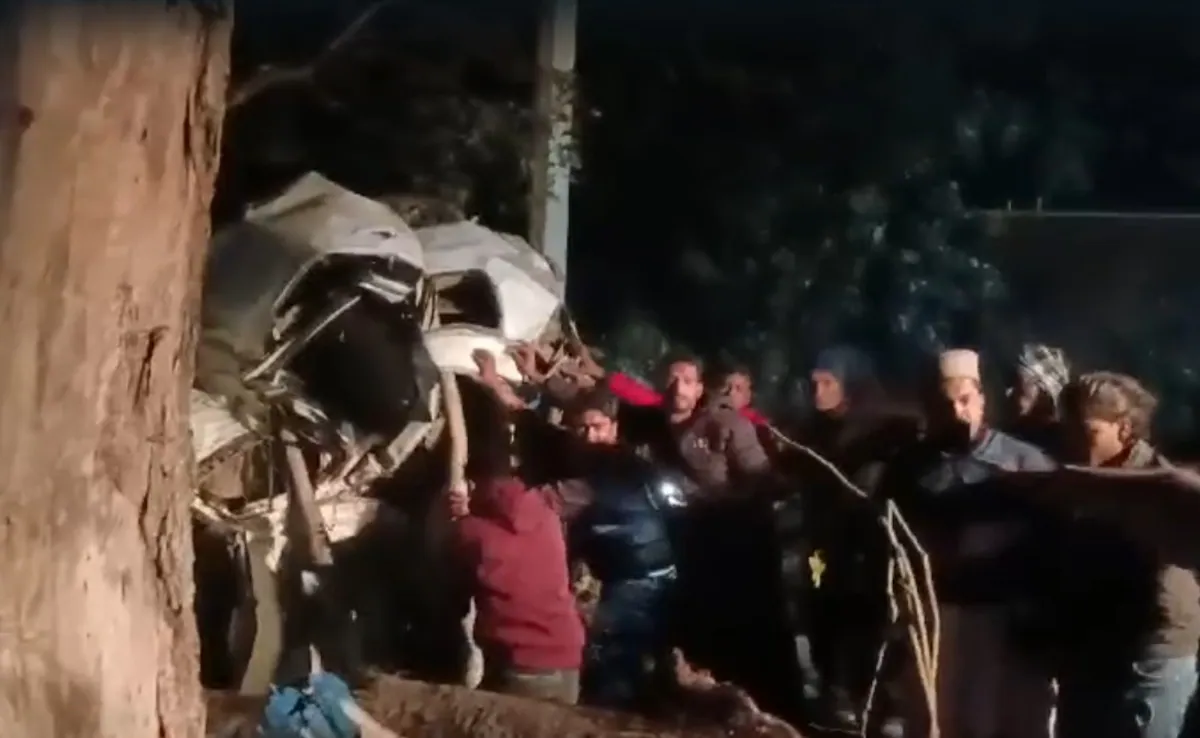 5 people each died and several others were injured in separate road crashes in Pilibhit and Chitrakoot districts, in India, on Friday. [Image via NDTV]