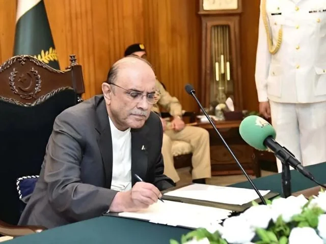 President Zardari signs PECA Amendment Bill 2025, sparking debate over digital crimes, press freedom, and stakeholder involvement. [Image via APP]