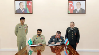 Deputy Commander of the Land Forces of the Azerbaijan Army and Pakistan Army delegation strengthen military ties, sign staff talks deal to boost joint exercises and expertise. [Image via Azerbaycan 24]