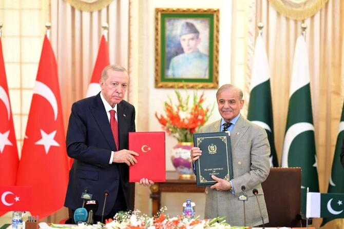 Turkish President Recep Tayyip Erdogan (L) and Pakistan’s Prime Minister Shehbaz Sharif during 7th meeting of Turkiye-Pakistan High Level Strategic Cooperation Council in Islamabad. [Arab News via AFP].