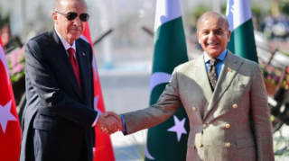 Turkey's President Recep Tayyip Erdogan’s Islamabad stop, shaking hands with Pakistan's Prime Minister Shehbaz Sharif before inspecting a guard of honour during his ceremonial reception at the Prime Minister House in Islamabad [Pakistan's Prime Minister Office / AFP]