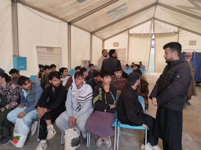 63 Afghan migrants released from prisons of Pakistan and repatriated as deportations of undocumented Afghans continue. [Image via Khaama Press]