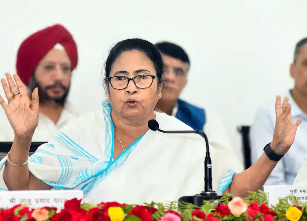 Mamata Banerjee confirms TMC will contest 2026 West Bengal Assembly polls solo, ruling out any alliance with Congress. [Image via NDTV]