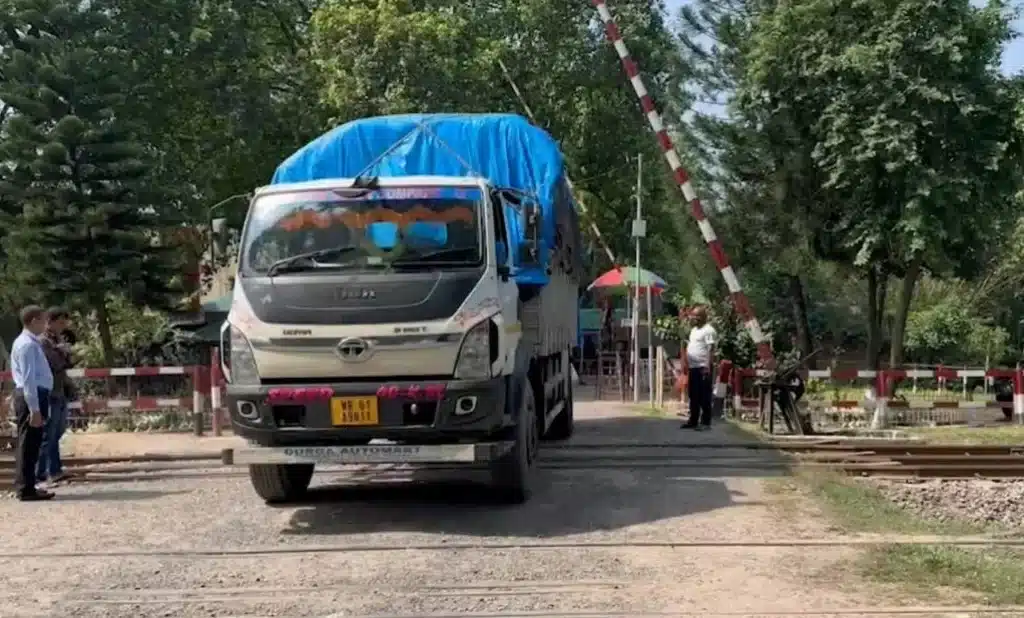 India ends transshipment facility for Bangladesh exports via land borders, citing congestion and trade disruptions. [Image via Bangla Tribune]