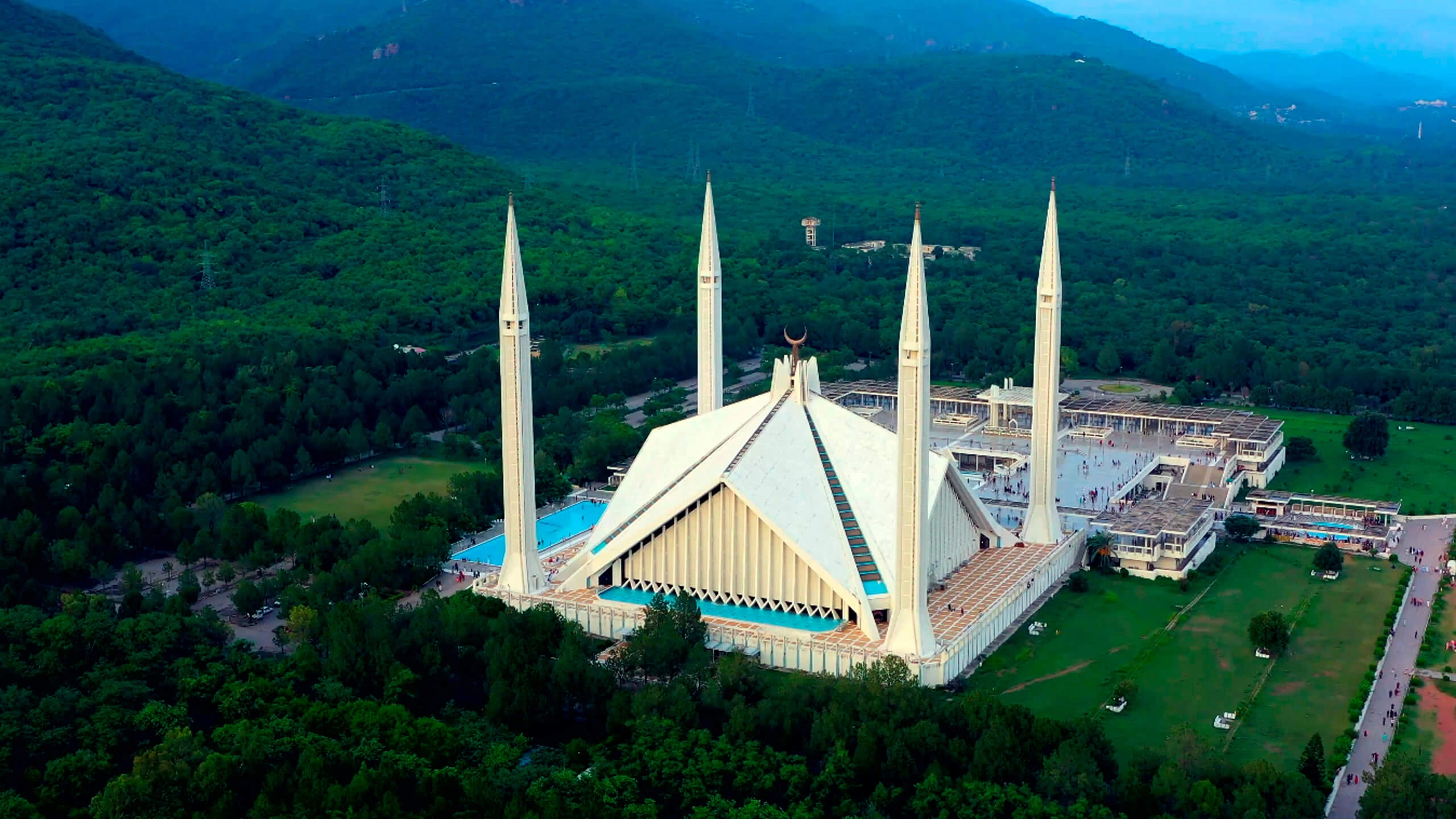 Extremist Rhetoric and Constitutional Reality: The Case of Pakistan’s Islamic Identity