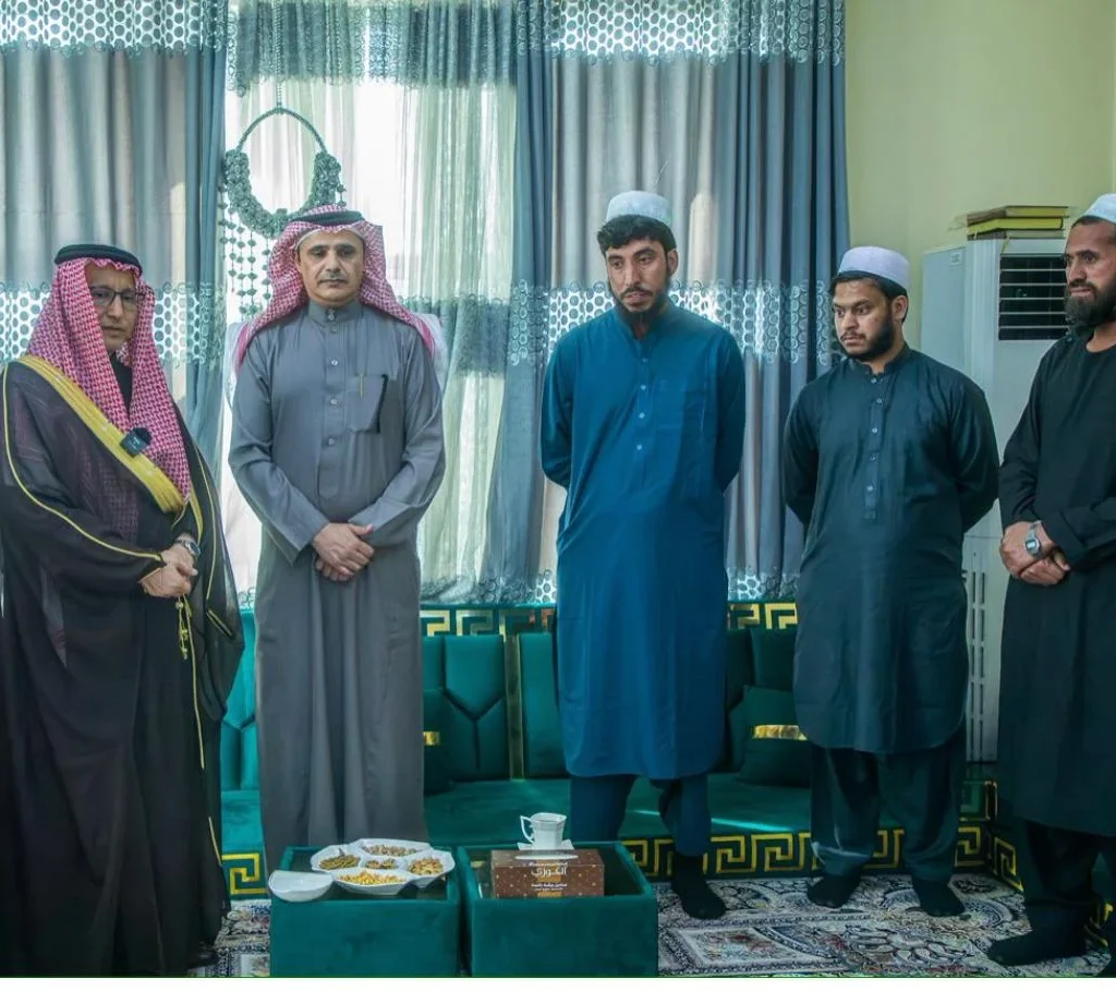 Released soldiers standing along the Saudi mediators. Date: February 17