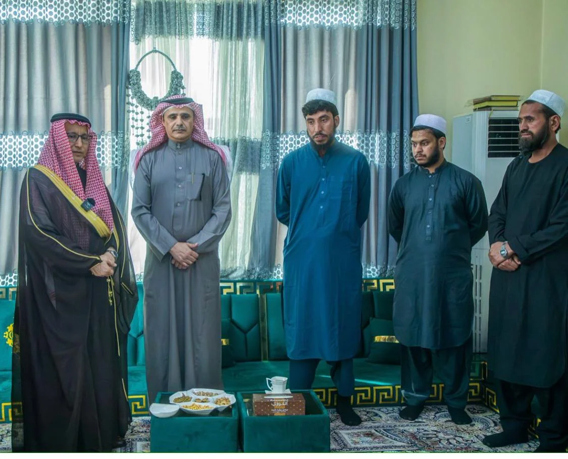 Released soldiers standing along the Saudi mediators. Date: February 17
