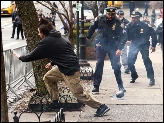 Balat running toward Kayumi and received a explosive device