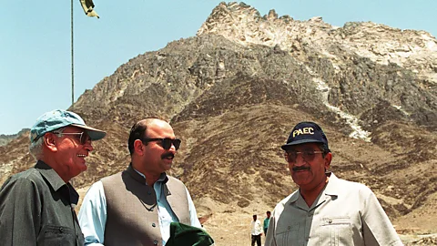 Pakistan nuclear scientist Dr. Samar Mubarakmand alongside Dr. Ishfaq Ahmed and Minister of Information Mushahid Hussain, in front of the hill under which Pakistan conducted its nuclear tests in May 1998