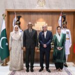 The two Presidents and two First Ladies stand between Maldivian and Pakistani flags at Aiwan-e-Sadr, flanked by ceremonial guards.