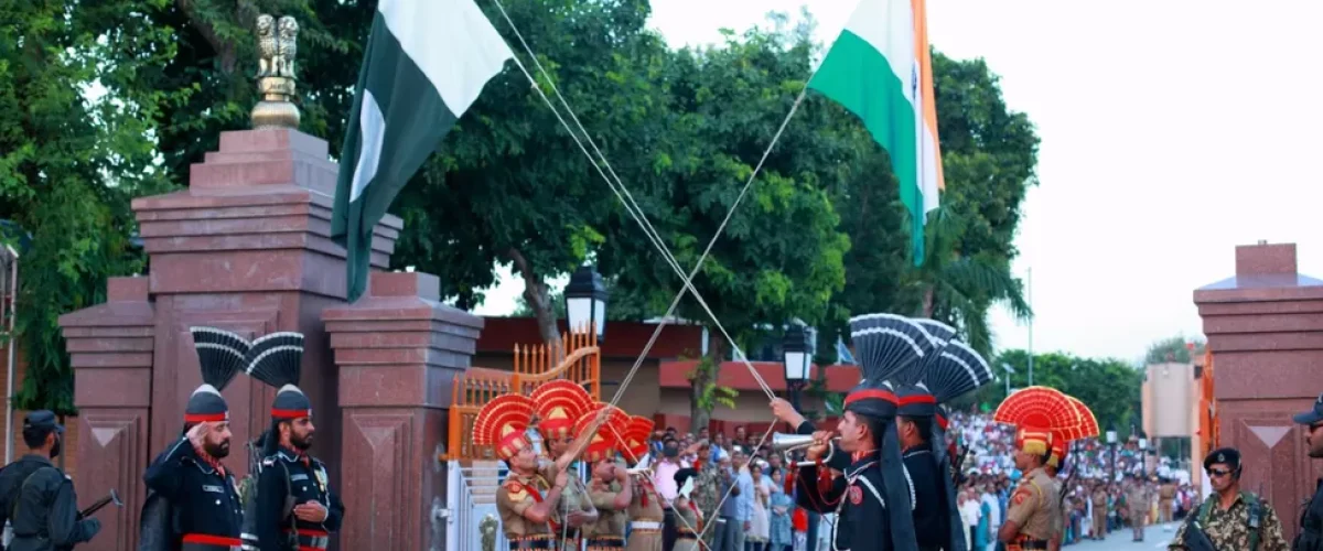 Pakistani and Indian soldier every evening lowered their flags on their border since 1959.