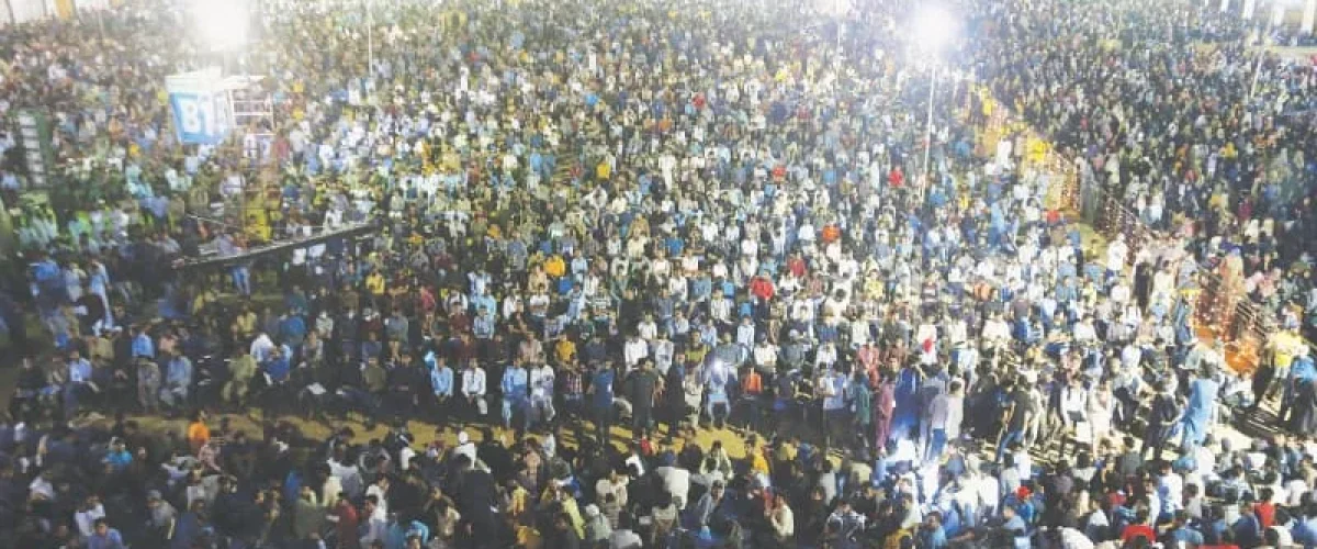 A large number of aspiring computer scientists and IT experts took an aptitude test to enroll in IT trainings under Jamaat-i-Islami’s Bano Qabil 2.0 programme at Bagh-i-Jinnah in 2023. [Image via Dawn/ Shakil Adil/White Star].