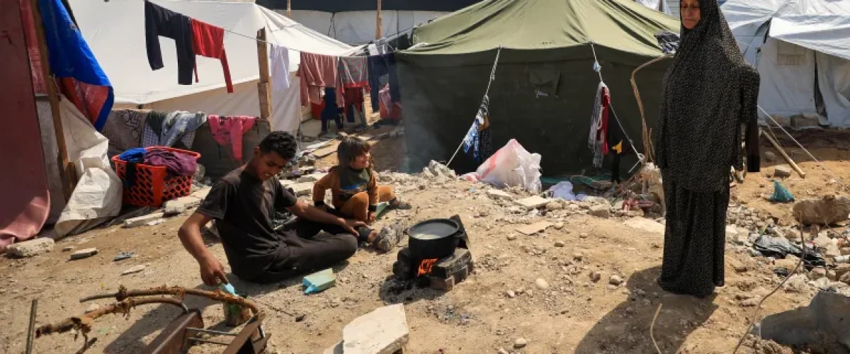 Arab leaders back Egypt’s counterproposal to Trump’s Gaza plan, rejecting displacement; ceasefire talks stall amid deadlock. [Image via Anadolu Agency]