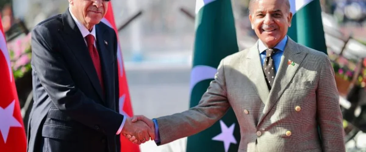 Turkey's President Recep Tayyip Erdogan’s Islamabad stop, shaking hands with Pakistan's Prime Minister Shehbaz Sharif before inspecting a guard of honour during his ceremonial reception at the Prime Minister House in Islamabad [Pakistan's Prime Minister Office / AFP]